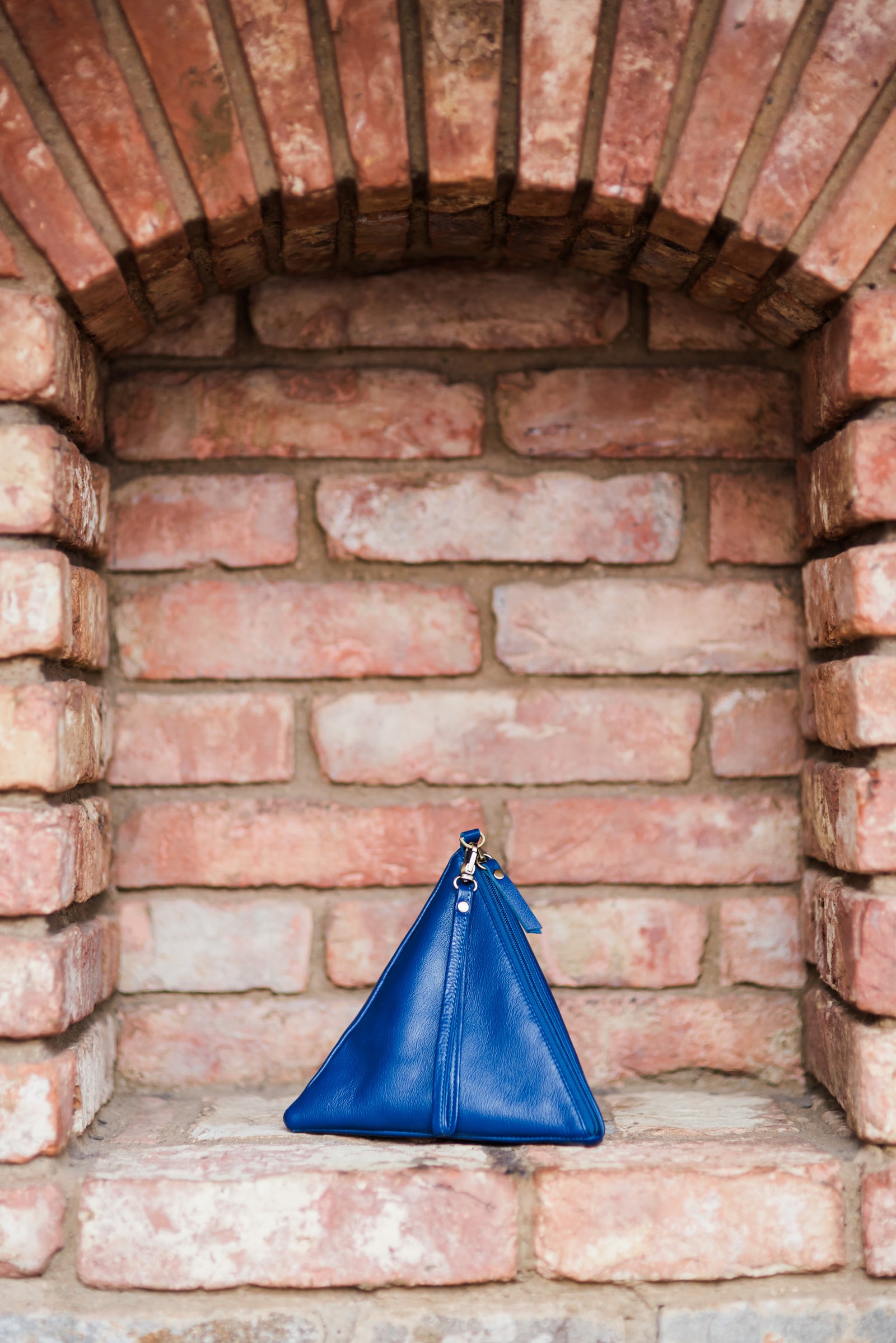 ameri PYRAMID CHAIN BAG アメリヴィンテージ ピラミッド Ameri（アメリ）の「PYRAMID CHAIN BAG（ハンドバッグ）」 - WEAR